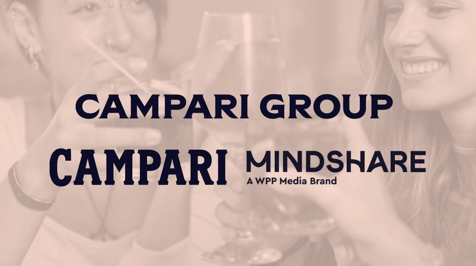 Ein Text-Overlay mit den Worten „Campari Group“ und „Campari Mindshare, eine Marke von WPP Media“ vor dem Hintergrund von Menschen, die mit Cocktails anstoßen.